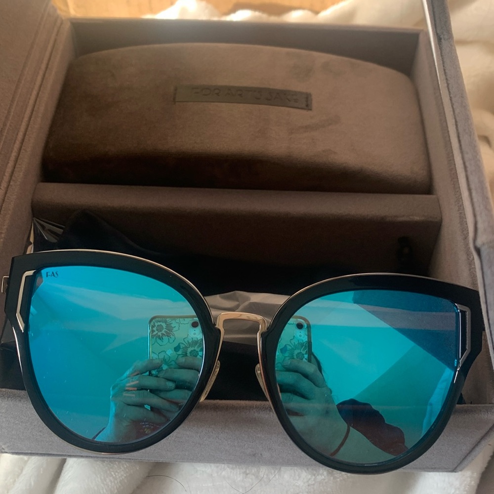 For Art’s Sake Sunglasses- New in the Box- Bali XK2 Impressive gift